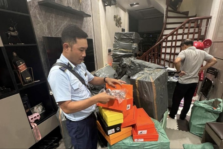 Hà Nội: Phát hiện 5.779 đôi giày dép giả mạo nhãn hiệu