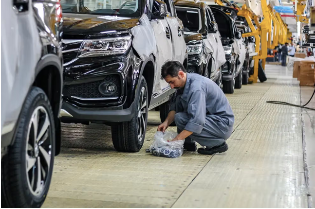 Trung Quốc đổi ô tô lấy đồng và kẽm của Iran