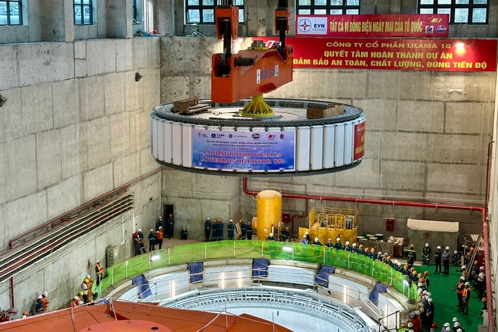 Lắp đặt thành công rotor tổ máy số 2 dự án Nhà máy Thuỷ điện Hoà Bình mở rộng