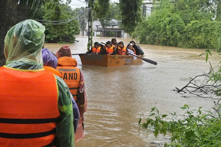 Công an tỉnh Thái Nguyên vượt mưa lũ giúp dân