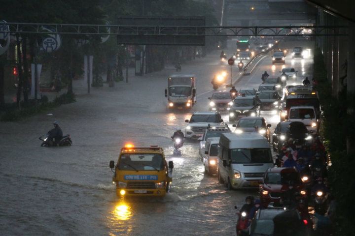Hà Nội mưa to, nhiều tuyến phố bị ùn tắc nghiêm trọng