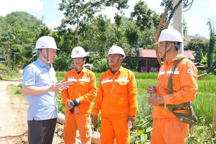 Sát cánh cùng người thợ điện tuyến đầu khắc phục hậu quả bão lũ