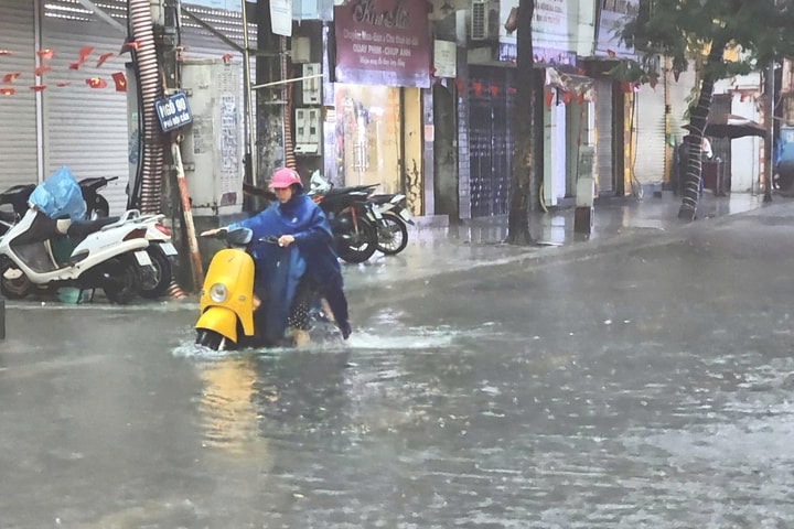 Mưa lớn kéo dài từ đêm đến sáng, nhiều tuyến phố Hà Nội ngập úng