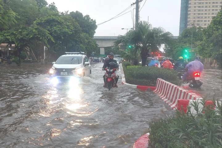 [Podcast] Hà Nội có mưa lớn trong 2-3 giờ tới, nhiều tuyến phố ngập sâu