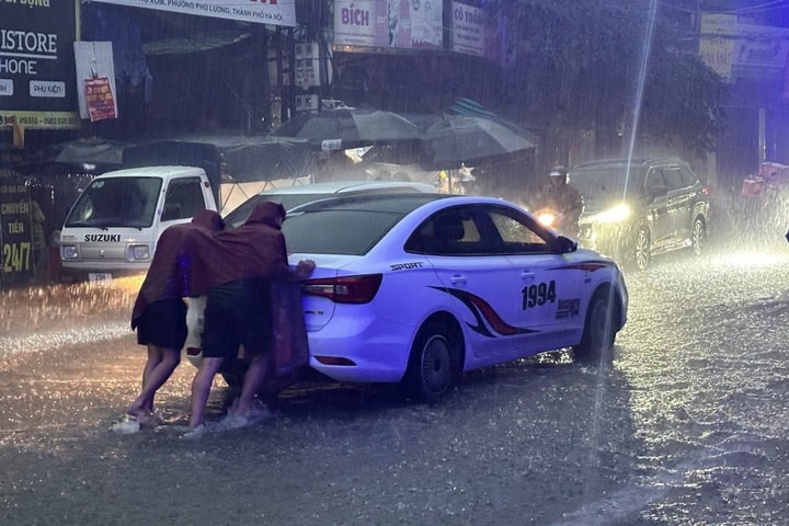 Hà Nội mưa như trút nước, hàng loạt tuyến phố ngập sâu