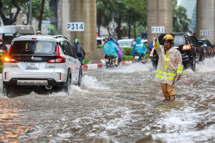 Cảnh báo mưa to, lốc sét và nguy cơ ngập úng diện rộng tại Hà Nội từ đêm 7/10
