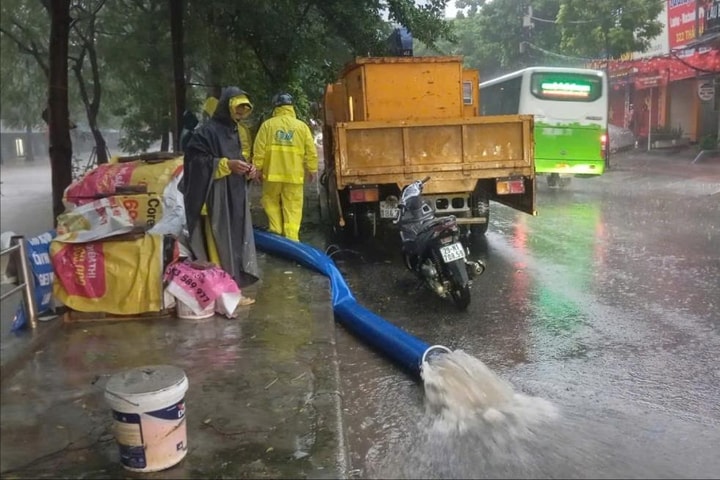 Hà Nội: Cận cảnh 4 trạm bơm tiêu thoát nước nội đô đang hoạt động hết công suất