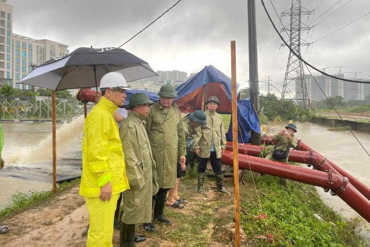 Phó Chủ tịch UBND thành phố Nguyễn Mạnh Quyền kiểm tra, chỉ đạo tập trung cao độ ứng phó mưa, lũ
