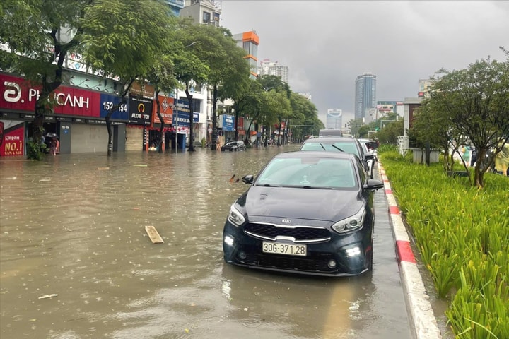 Hướng dẫn kỹ năng lái xe an toàn khi trời mưa to, đường ngập