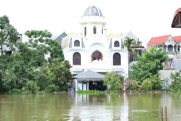Hà Nội giảm mưa, lũ sông lên chậm