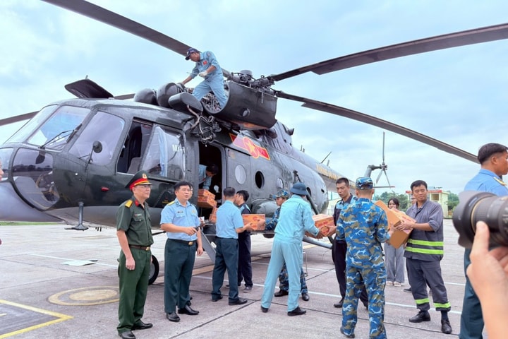 Trung đoàn Không quân 916 bay cứu trợ khẩn cấp tại Lạng Sơn