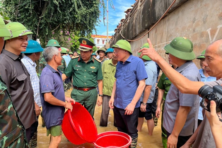 Phó Thủ tướng Thường trực Nguyễn Hoà Bình kiểm tra, chỉ đạo khắc phục hậu quả mưa lũ tại Bắc Ninh