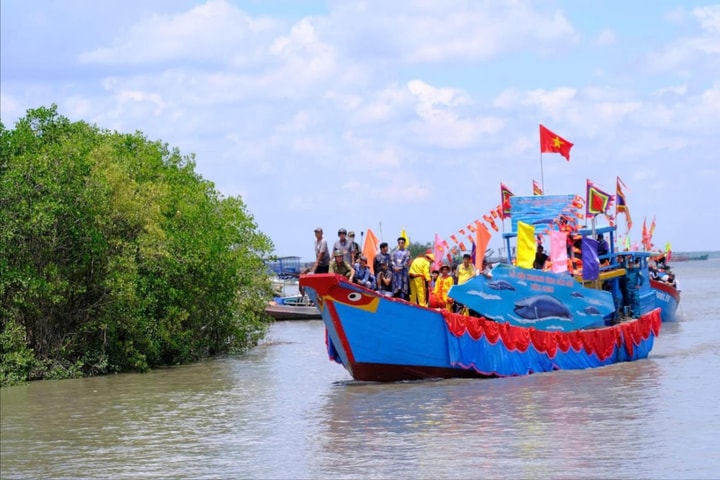 Những hình ảnh ấn tượng trong lễ cầu an trên biển