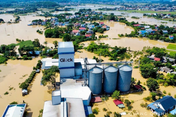 Căng mình cứu trợ người dân vùng lũ Trung Giã