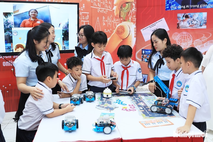 Học sinh hào hứng lắp ráp robot ứng dụng AI