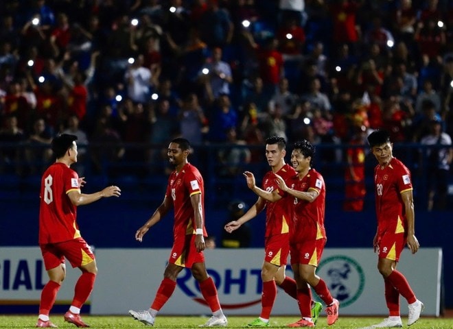 Thắng dễ 3-1 Nepal, đội tuyển Việt Nam áp sát Malaysia