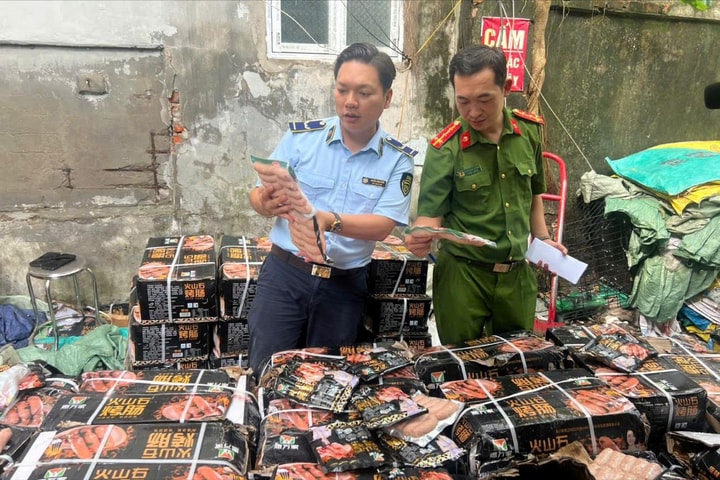 Hà Nội: Tạm giữ gần 1,7 tấn xúc xích không rõ nguồn gốc