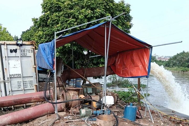 Huy động nhiều máy bơm dã chiến tiêu úng cho người dân Tây Mỗ