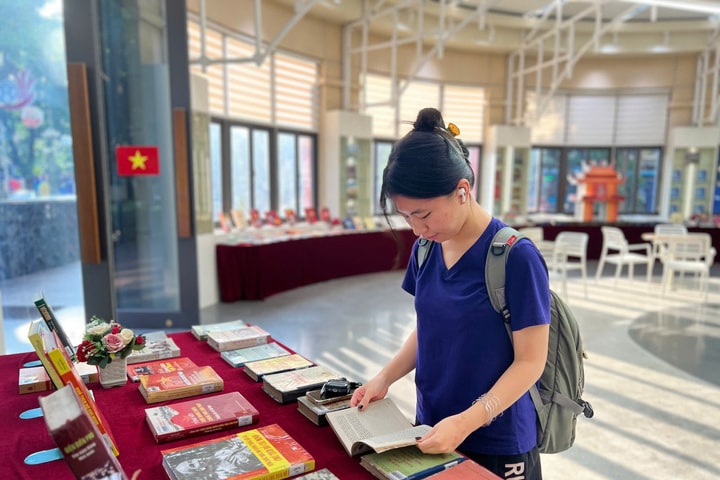 Trưng bày sách, báo chủ đề “Hà Nội – Ngày trở về”