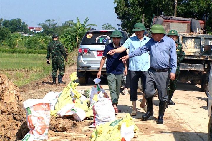 Hà Nội: Khẩn cấp hộ đê sông Cầu, di dời dân khỏi vùng nguy hiểm