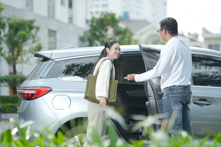 Grab thử nghiệm dịch vụ GrabCar xe điện tại Hà Nội