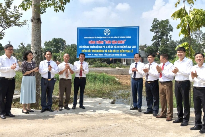 Đoài Phương gắn biển công trình "Dân vận khéo" hiến đất mở đường