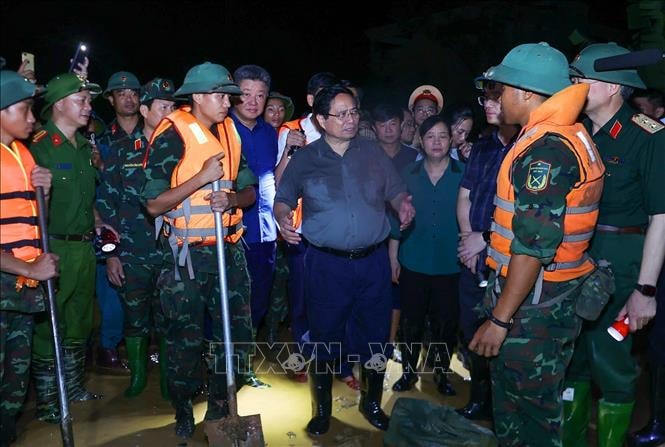 Thủ tướng Phạm Minh Chính kiểm tra công tác ứng phó mưa lũ tại vùng ven sông của Hà Nội