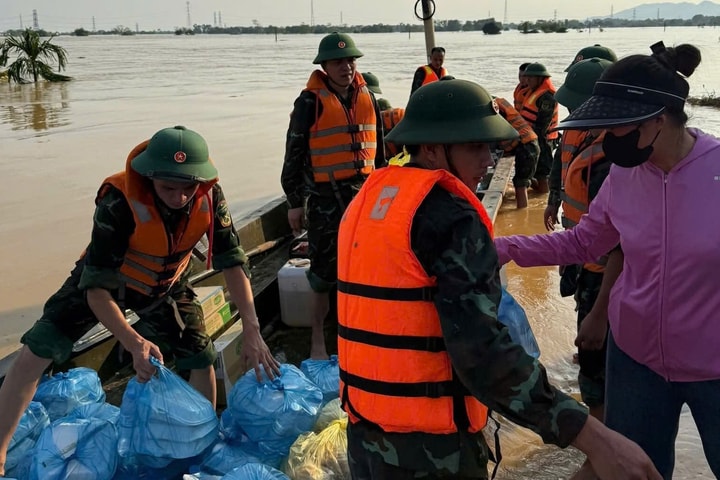 Bộ Tư lệnh Thủ đô Hà Nội tăng cường lực lượng, phương tiện giúp nhân dân vùng lũ