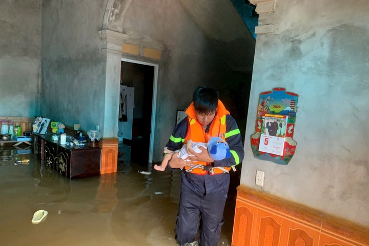 72 giờ Công an Thủ đô đồng hành cùng nhân dân vùng lũ