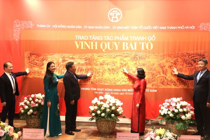 Văn Miếu - Quốc Tử Giám đón nhận bức tranh "Vinh quy bái tổ" đặc biệt