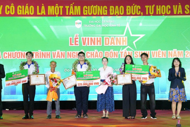 ĐH Kinh tế Đà Nẵng trao 54 suất học bổng trị giá hơn 9 tỷ đồng cho tân sinh viên