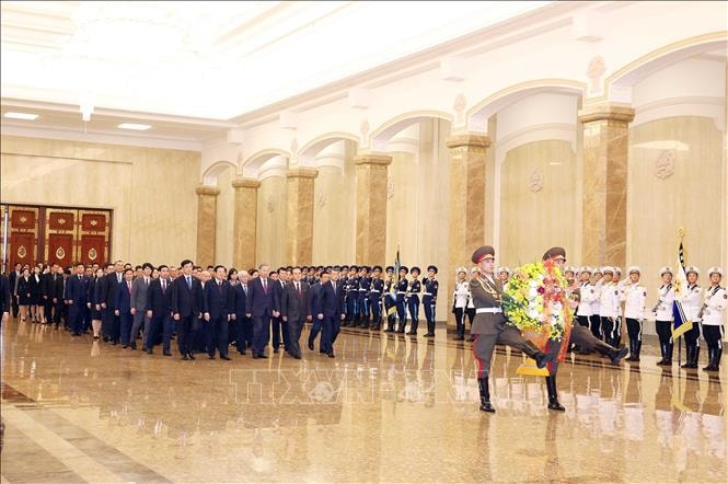 Tổng Bí thư Tô Lâm đặt hoa tưởng nhớ Chủ tịch Kim Nhật Thành và Tổng Bí thư Kim Jong Il