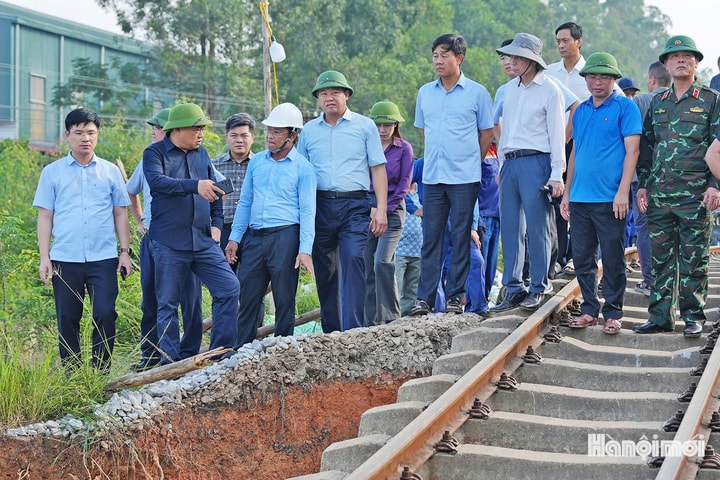 Chủ tịch UBND TP Hà Nội Trần Sỹ Thanh kiểm tra vùng ngập hai xã Đa Phúc, Trung Giã