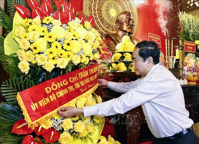 Chủ tịch Quốc hội Trần Thanh Mẫn dâng hương tưởng nhớ Chủ tịch Tôn Đức Thắng