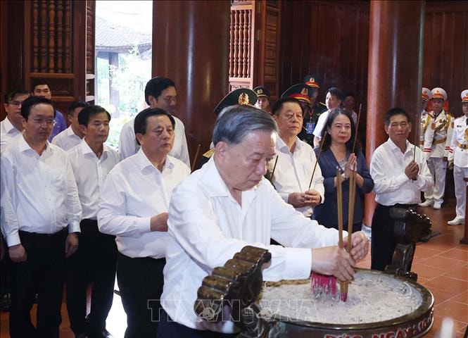 Tổng Bí thư Tô Lâm dâng hương tưởng nhớ Chủ tịch Hồ Chí Minh tại Nghệ An