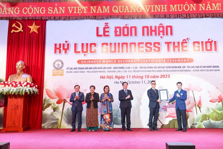 Đón nhận Kỷ lục Guinness Thế giới cho bức tranh sơn mài “Bác Hồ đọc Tuyên ngôn Độc lập”