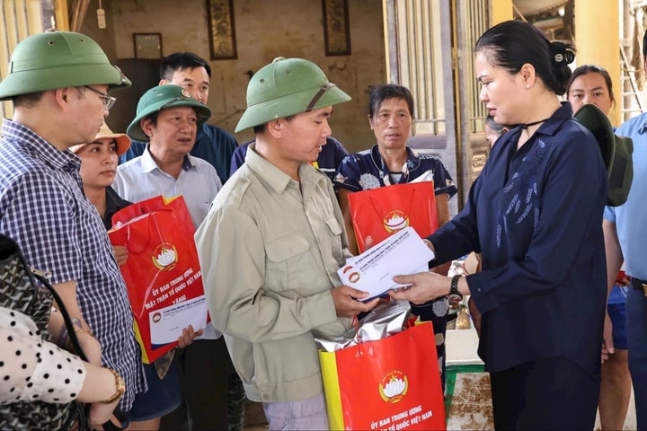 Đoàn công tác MTTQ Việt Nam thăm hỏi, tặng quà người dân hai tỉnh Bắc Ninh, Thái Nguyên