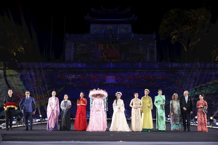 Lễ hội Văn hóa Thế giới tại Hà Nội: Đấu giá, quyên góp 2,5 tỷ đồng ủng hộ đồng bào vùng lũ