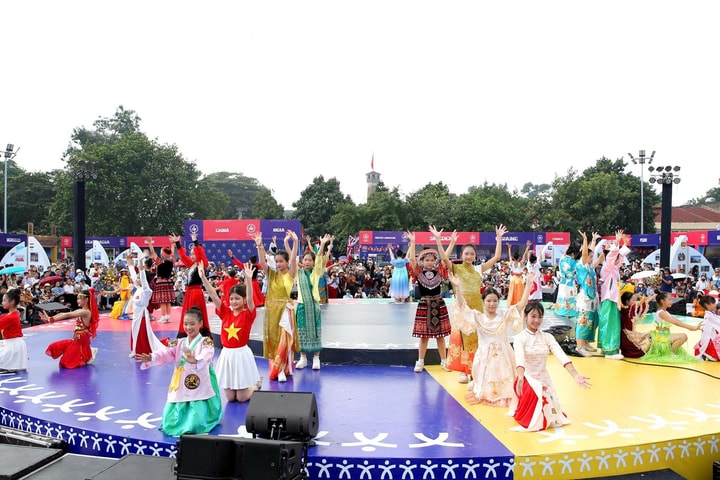 1 triệu lượt khách tham dự Lễ hội Văn hóa Thế giới Hà Nội lần thứ nhất