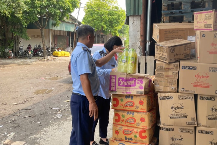 Hà Nội: Phát hiện hàng trăm sản phẩm thực phẩm nhập lậu tại Công ty Nam Anh
