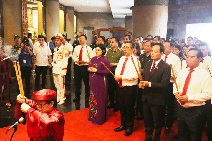 Lãnh đạo TP Hồ Chí Minh dâng hương các Vua Hùng
