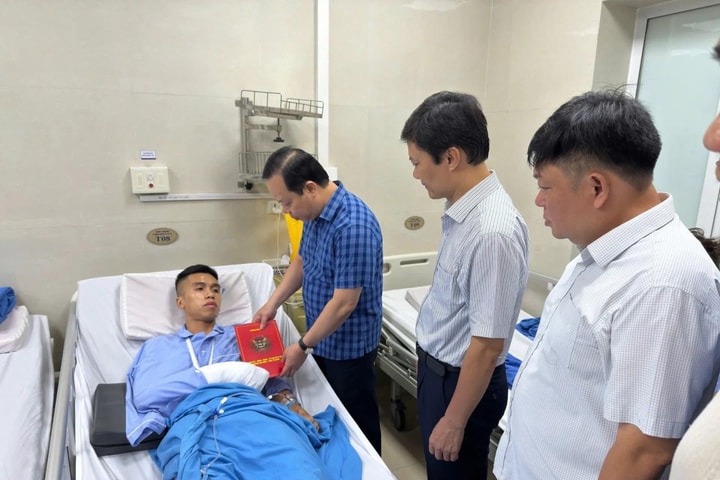 Lãnh đạo phường Văn Miếu - Quốc Tử Giám thăm hỏi chiến sĩ bị thương ở vụ cháy phố Kim Hoa