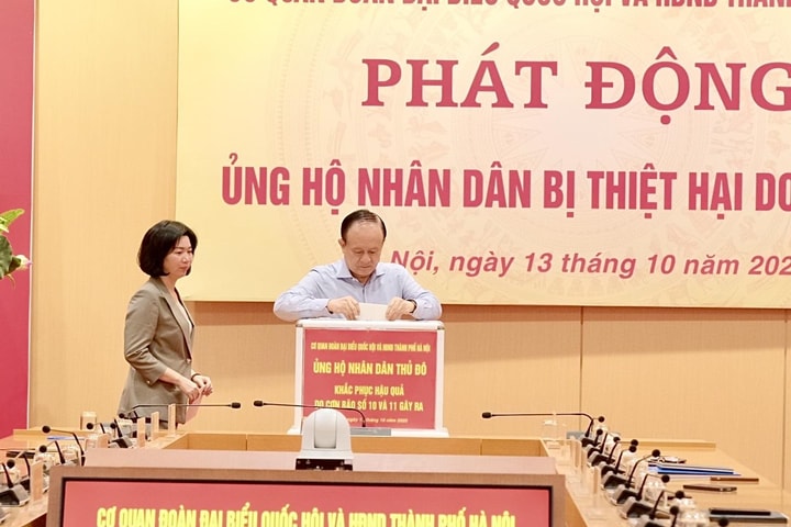 Cơ quan Đoàn đại biểu Quốc hội và HĐND TP Hà Nội ủng hộ người dân khắc phục hậu quả bão, lũ