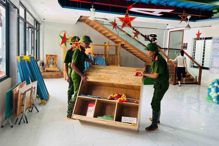 Huy động tối đa lực lượng hỗ trợ Nhân dân dọn dẹp sau lũ