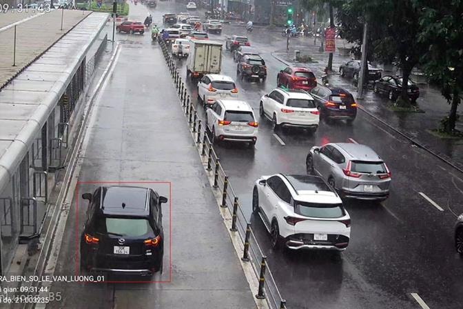 Hơn 300 người vượt đèn đỏ bị camera AI ghi trên một tuyến phố Hà Nội