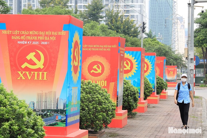 Đường phố rực rỡ cờ hoa chào mừng Đại hội đại biểu Đảng bộ TP Hà Nội lần thứ XVIII