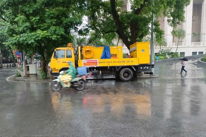 Mưa nhỏ từ rạng sáng, Hà Nội chưa có điểm úng ngập