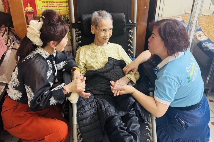 Phụ nữ phường Ngọc Hà tặng quà Mẹ Việt Nam anh hùng dịp 20/10