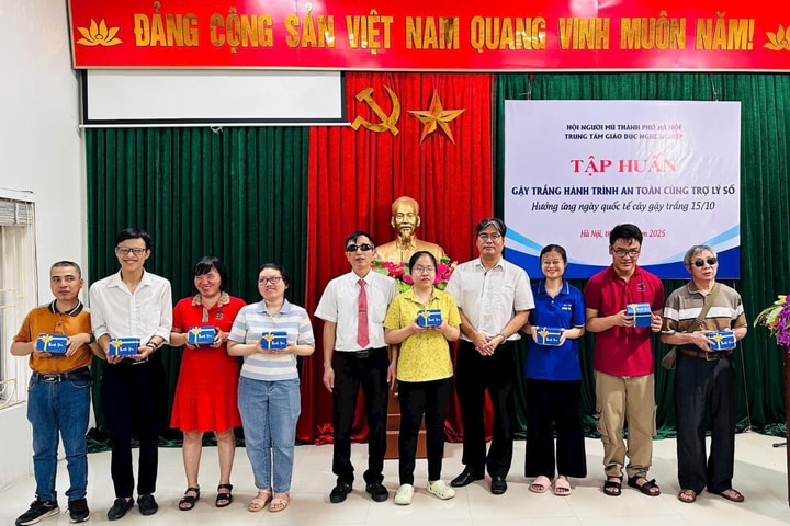 Lan tỏa thông điệp “Gậy trắng - cây gậy của niềm tin và khát vọng vươn lên”