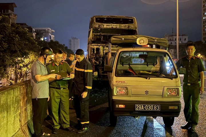 Kịp thời khống chế vụ cháy xe đầu kéo tại đường Vành đai 3 trên cao